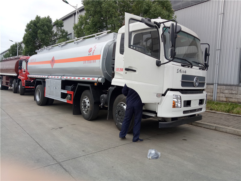 东风天锦小三轴17.58方运油车17.9吨油罐车